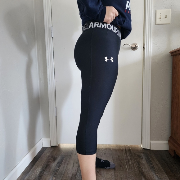 Under Armor 3/4 length motion capri size medium - Picture 4 of 6